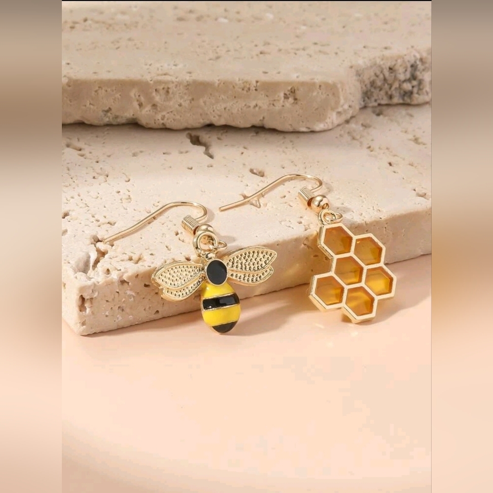 Bee & Honeycomb Decor Mismatched Drop Earrings- Zinc Alloy/Iron Alloy